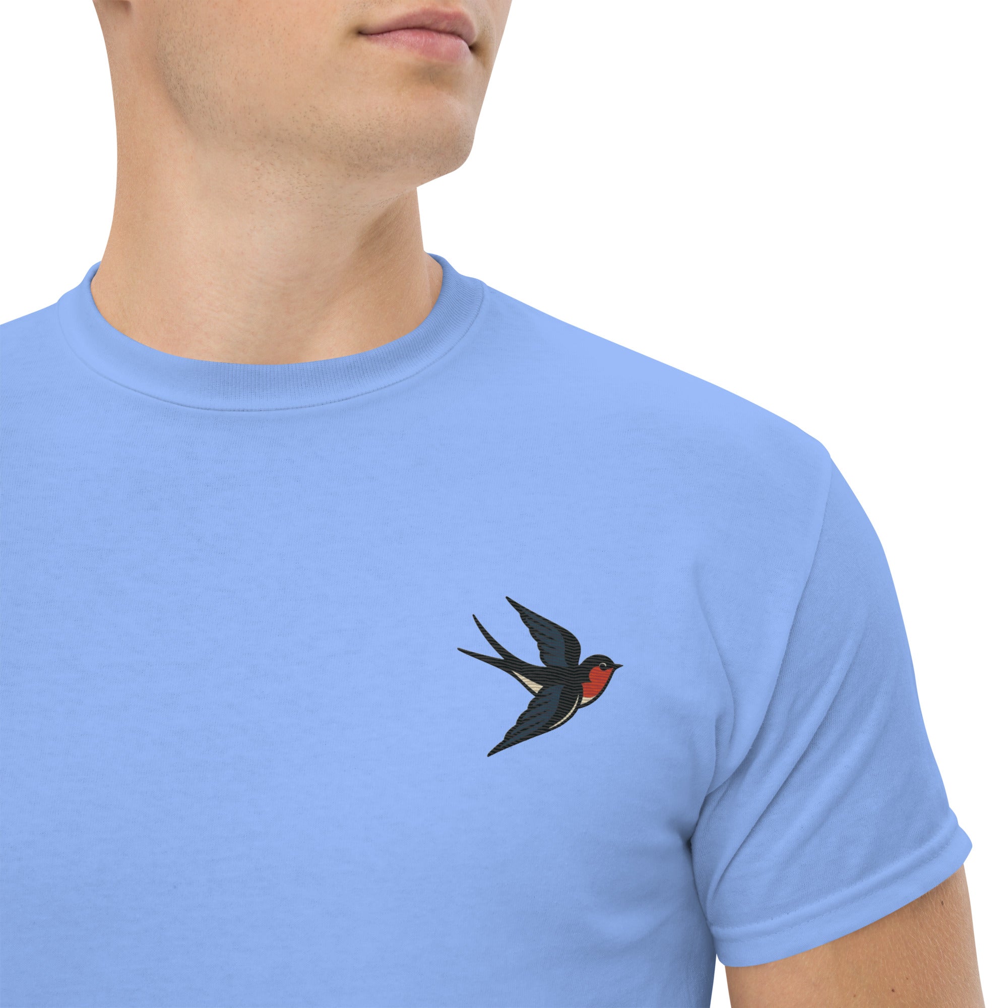 Foto di - T-shirt Ricamata Unisex – 100% Cotone – Stile Streetwear e Confortevole – Rondine-Ricamati-Biiply-Blu Carolina-S-Biiply