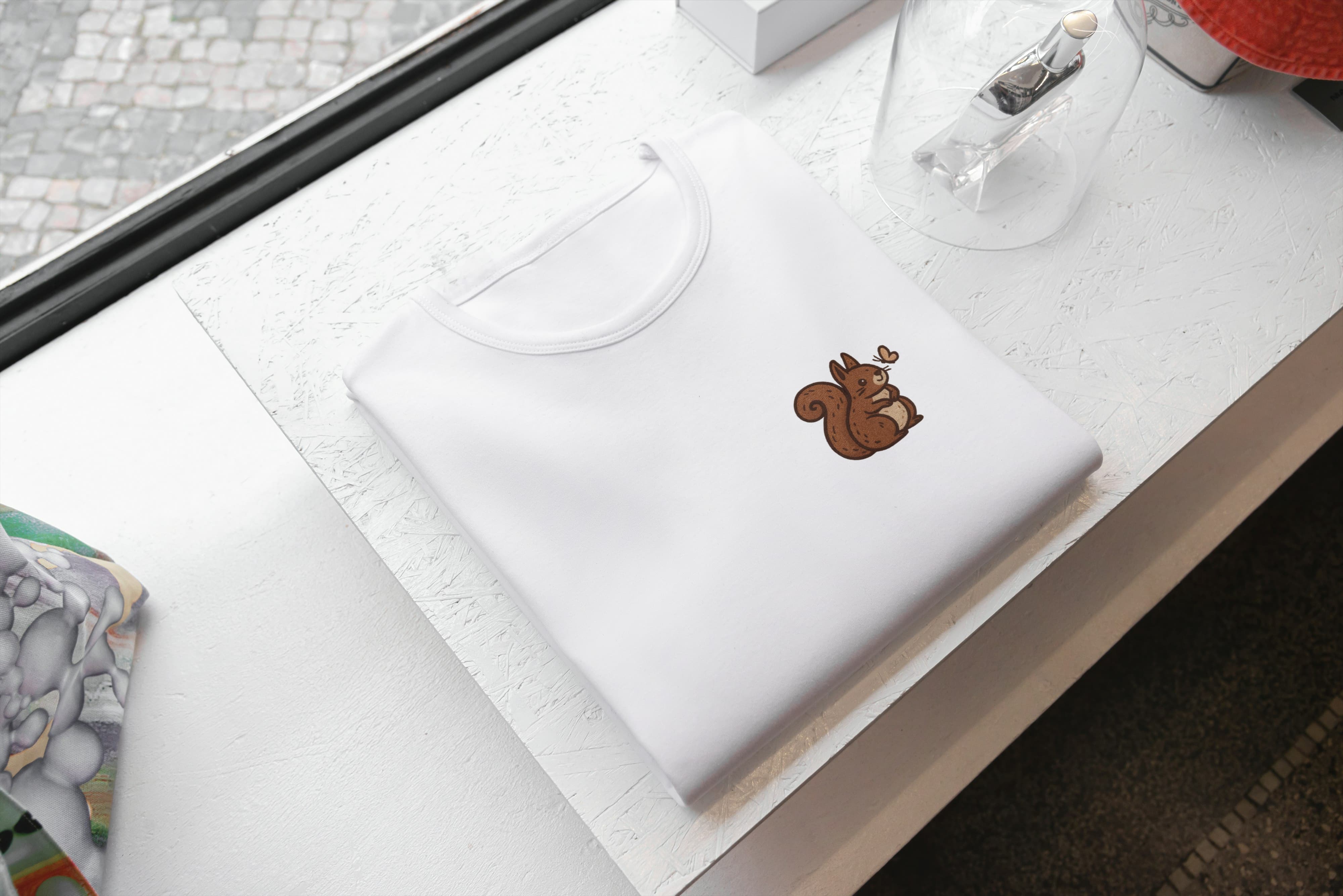 T-Shirt Unisex Ricamata 100% Cotone – Confortevole – Design Scoiattolo con farfalla-Biiply