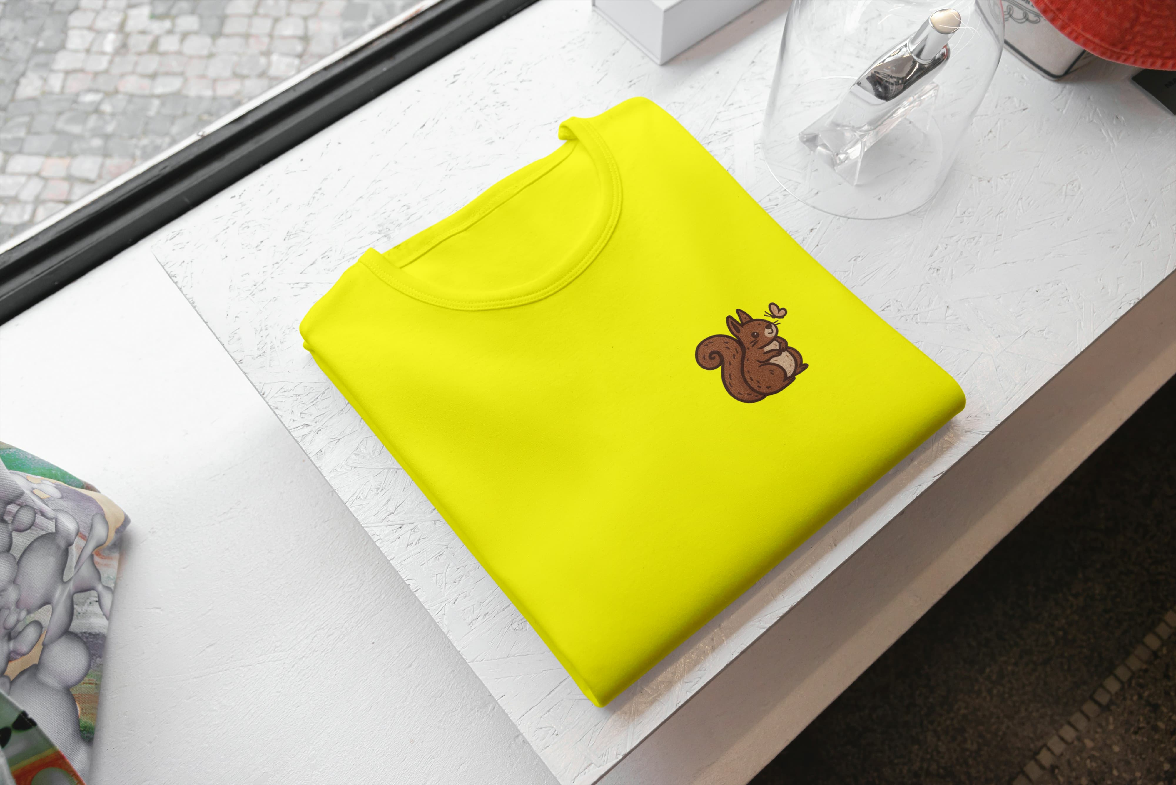 T-Shirt Unisex Ricamata 100% Cotone – Confortevole – Design Scoiattolo con farfalla-Biiply