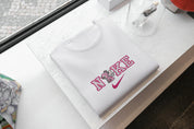 T-Shirt Unisex Ricamata 100% Cotone – Confortevole – Design Scritta NKE con Alieno rosa-Biiply