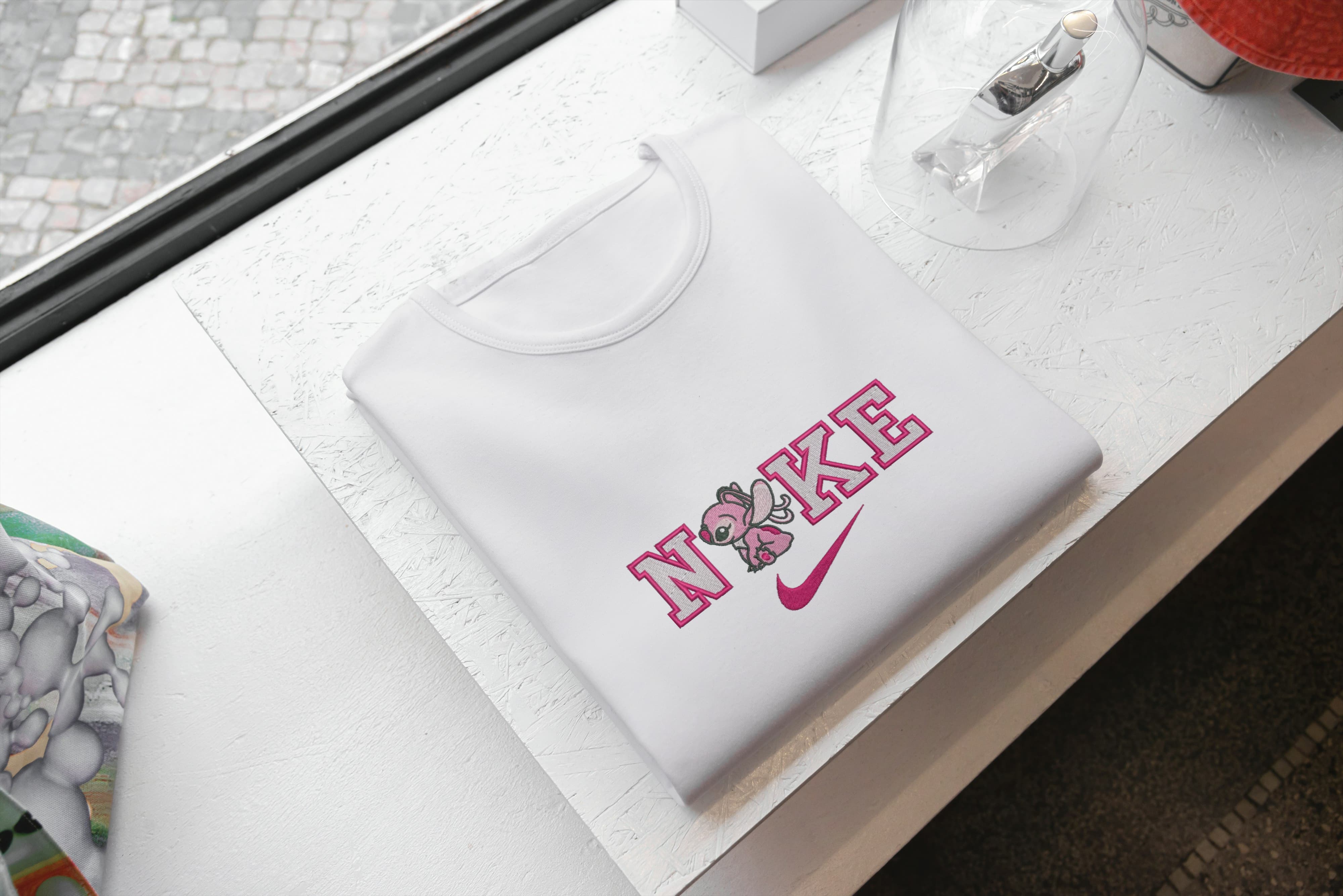 T-Shirt Unisex Ricamata 100% Cotone – Confortevole – Design Scritta NKE con Alieno rosa-Biiply