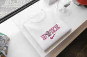 T-Shirt Unisex Ricamata 100% Cotone – Confortevole – Design Scritta NKE con Alieno rosa-Biiply