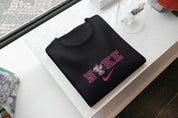 T-Shirt Unisex Ricamata 100% Cotone – Confortevole – Design Scritta NKE con Alieno rosa-Biiply