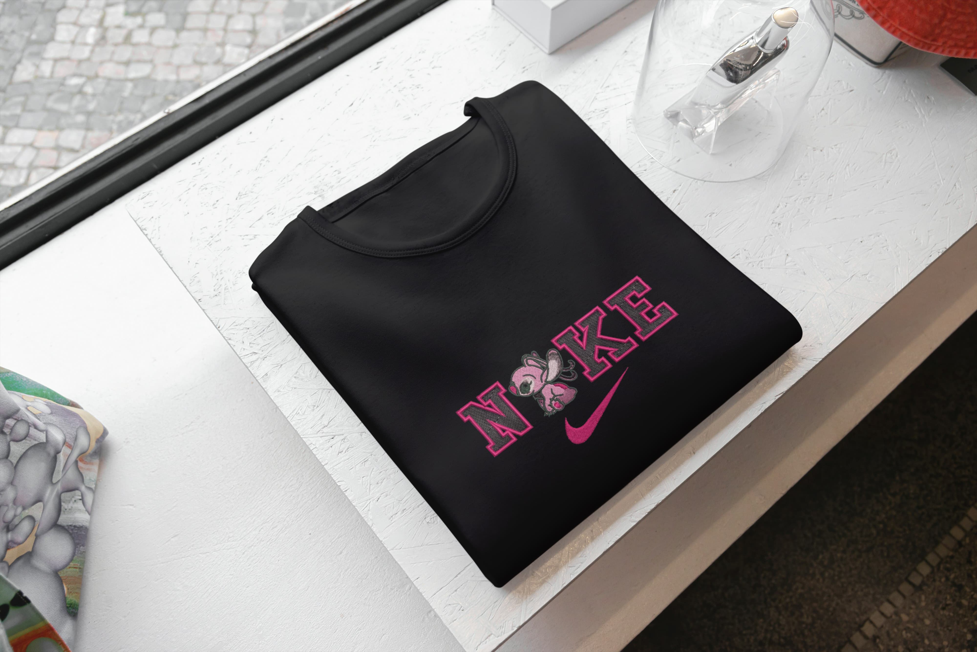 T-Shirt Unisex Ricamata 100% Cotone – Confortevole – Design Scritta NKE con Alieno rosa-Biiply