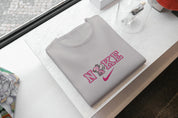 T-Shirt Unisex Ricamata 100% Cotone – Confortevole – Design Scritta NKE con Alieno rosa-Biiply