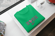 T-Shirt Unisex Ricamata 100% Cotone – Confortevole – Design Scritta NKE con Alieno rosa-Biiply