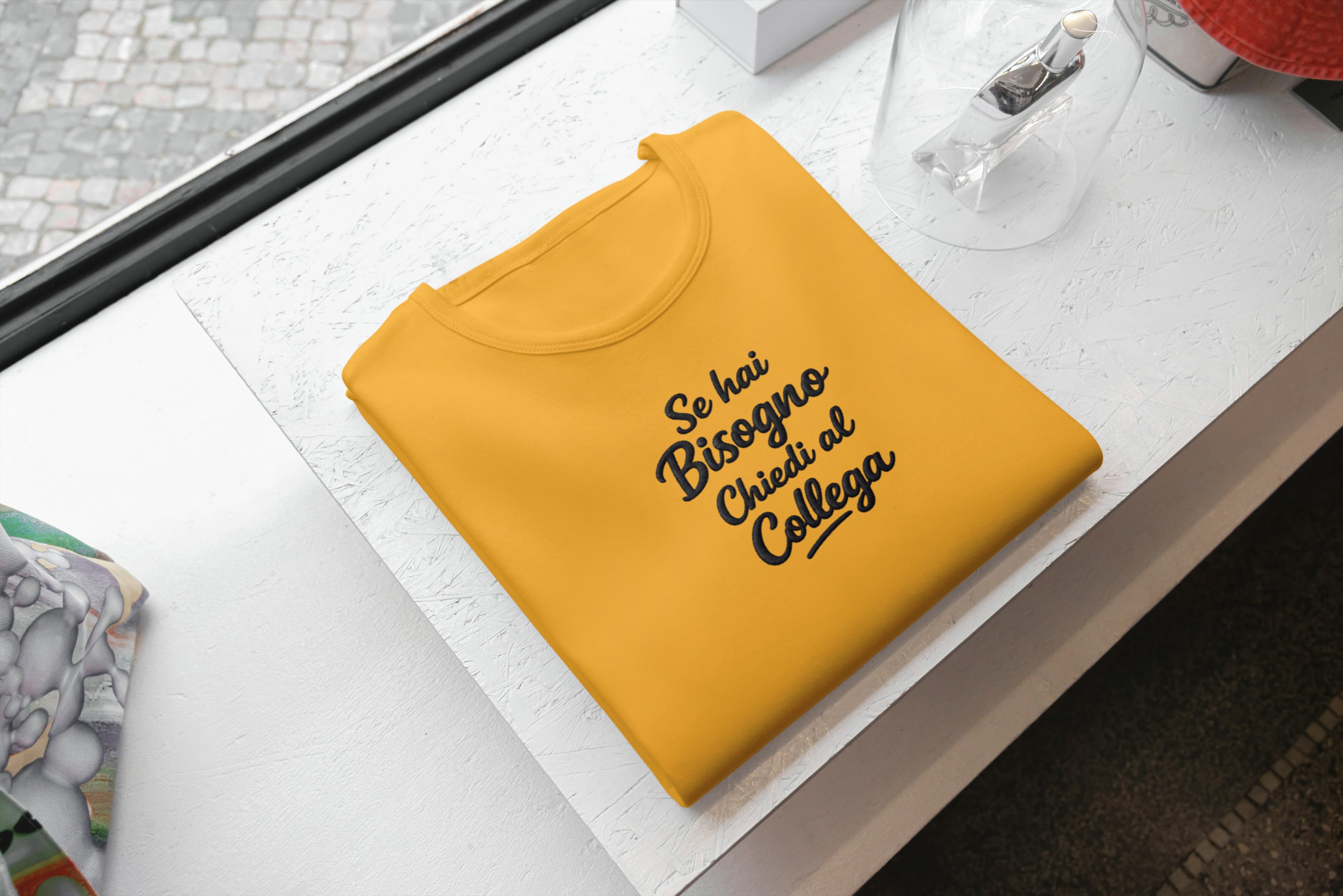 T-Shirt Unisex Ricamata 100% Cotone – Confortevole – Design Se hai Bisogno Chiedi al Collega-Biiply