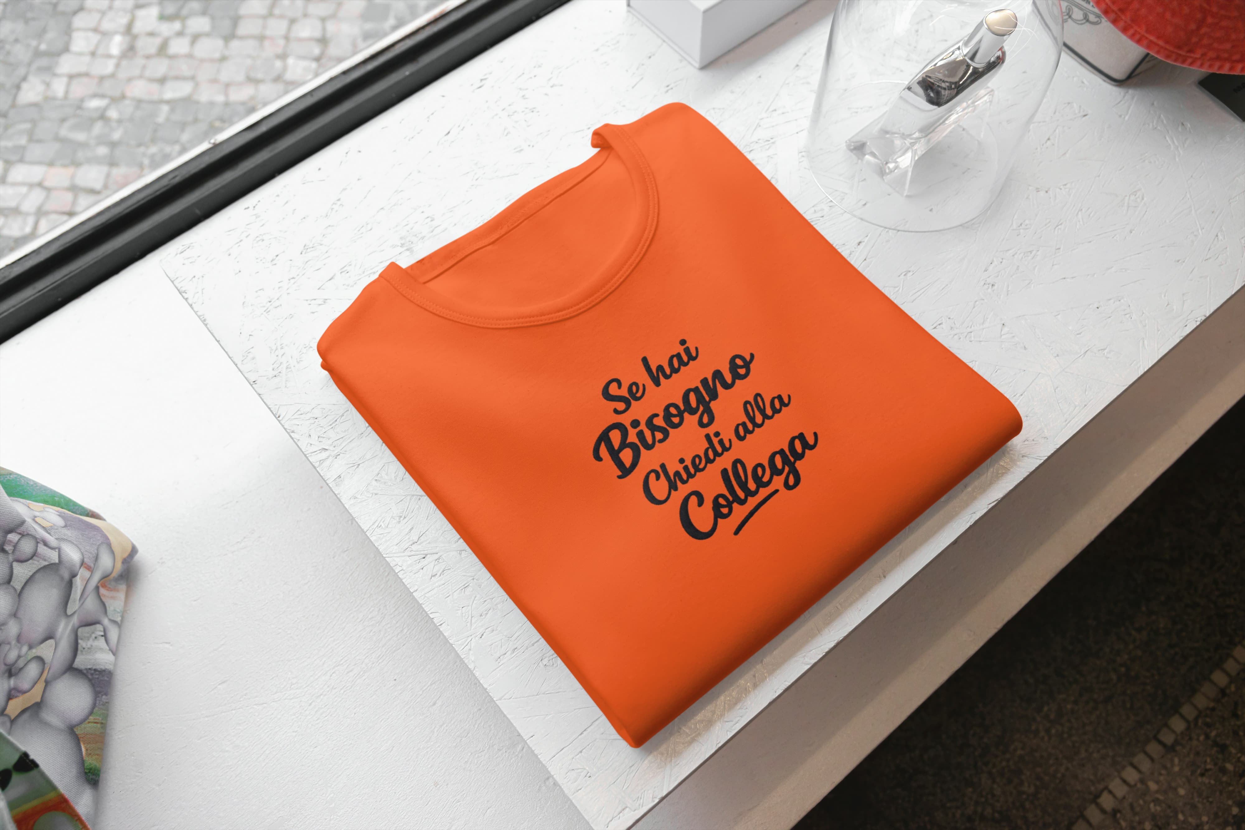 T-Shirt Unisex Ricamata 100% Cotone – Confortevole – Design Se hai Bisogno Chiedi alla Collega-Biiply