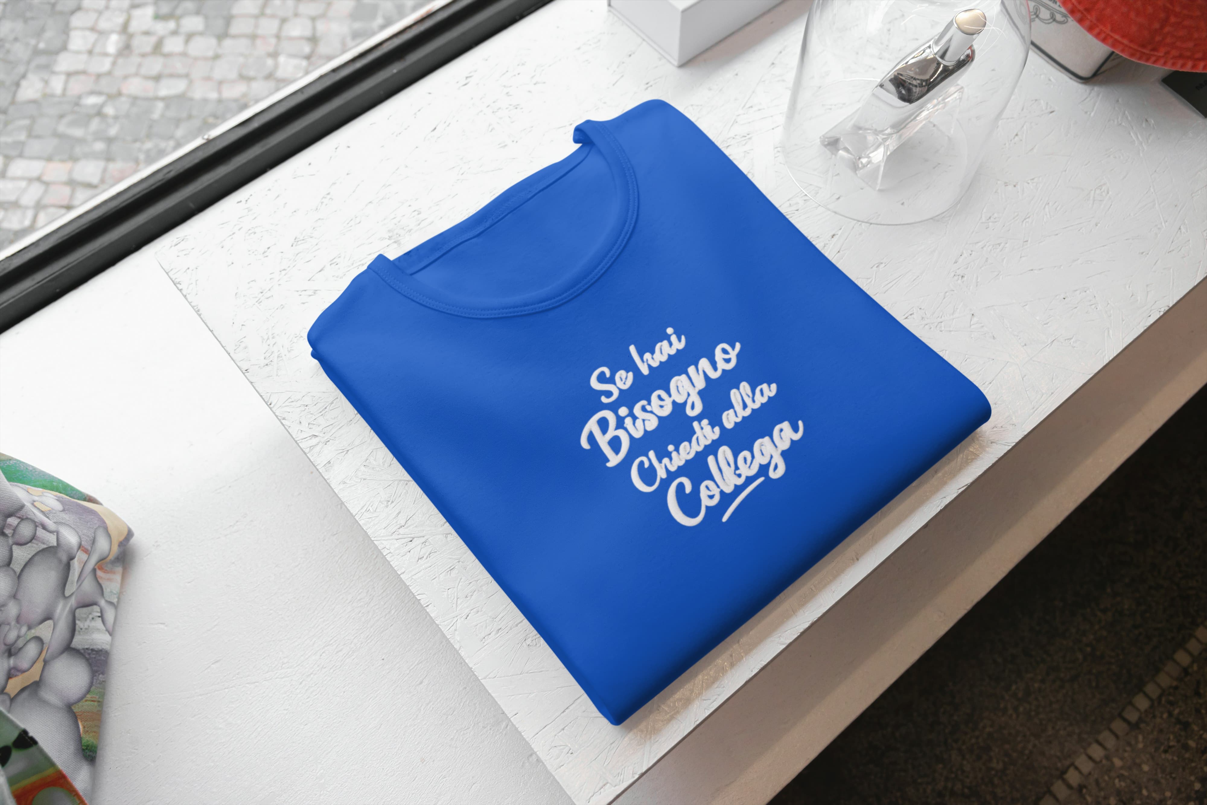 T-Shirt Unisex Ricamata 100% Cotone – Confortevole – Design Se hai Bisogno Chiedi alla Collega-Biiply