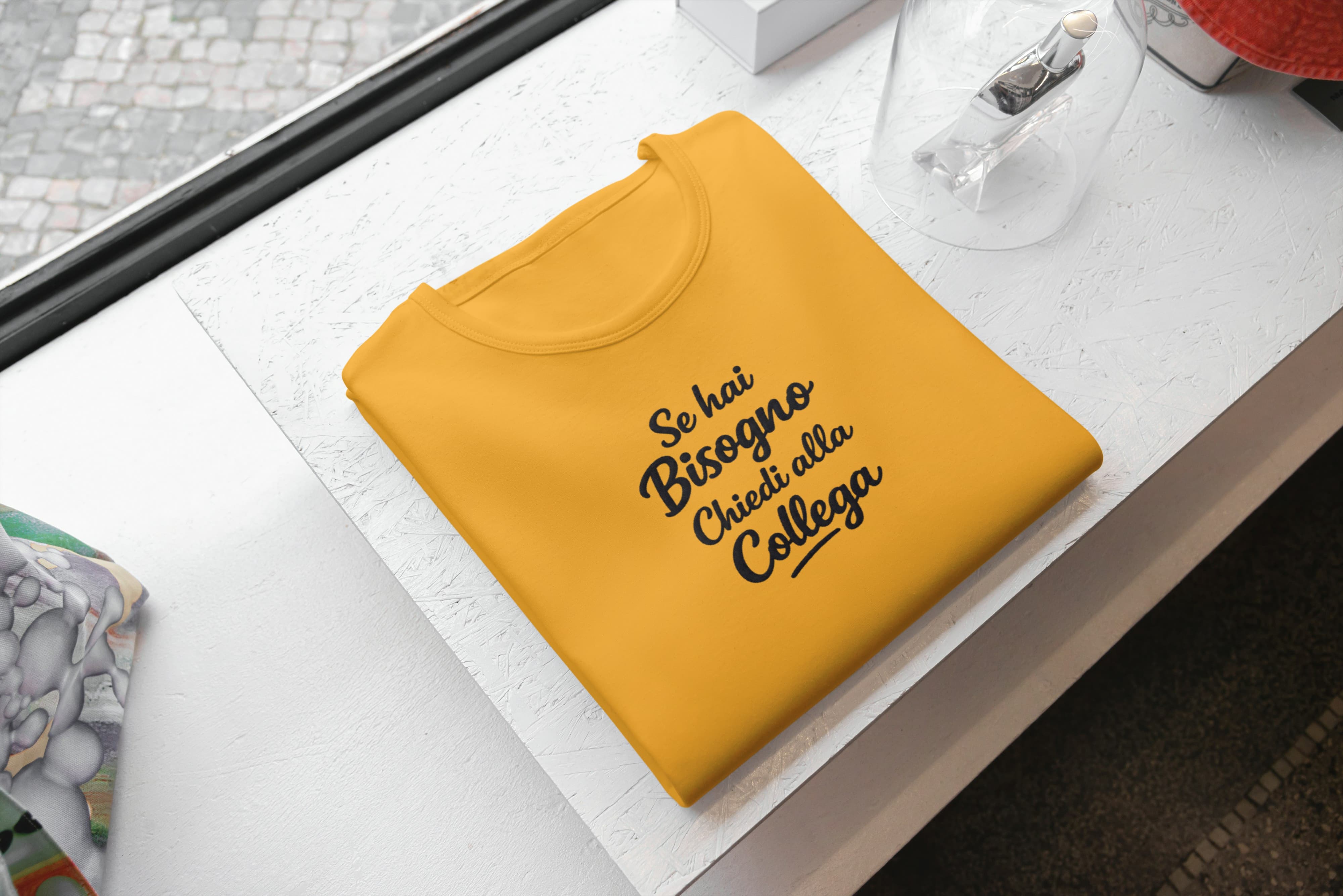 T-Shirt Unisex Ricamata 100% Cotone – Confortevole – Design Se hai Bisogno Chiedi alla Collega-Biiply