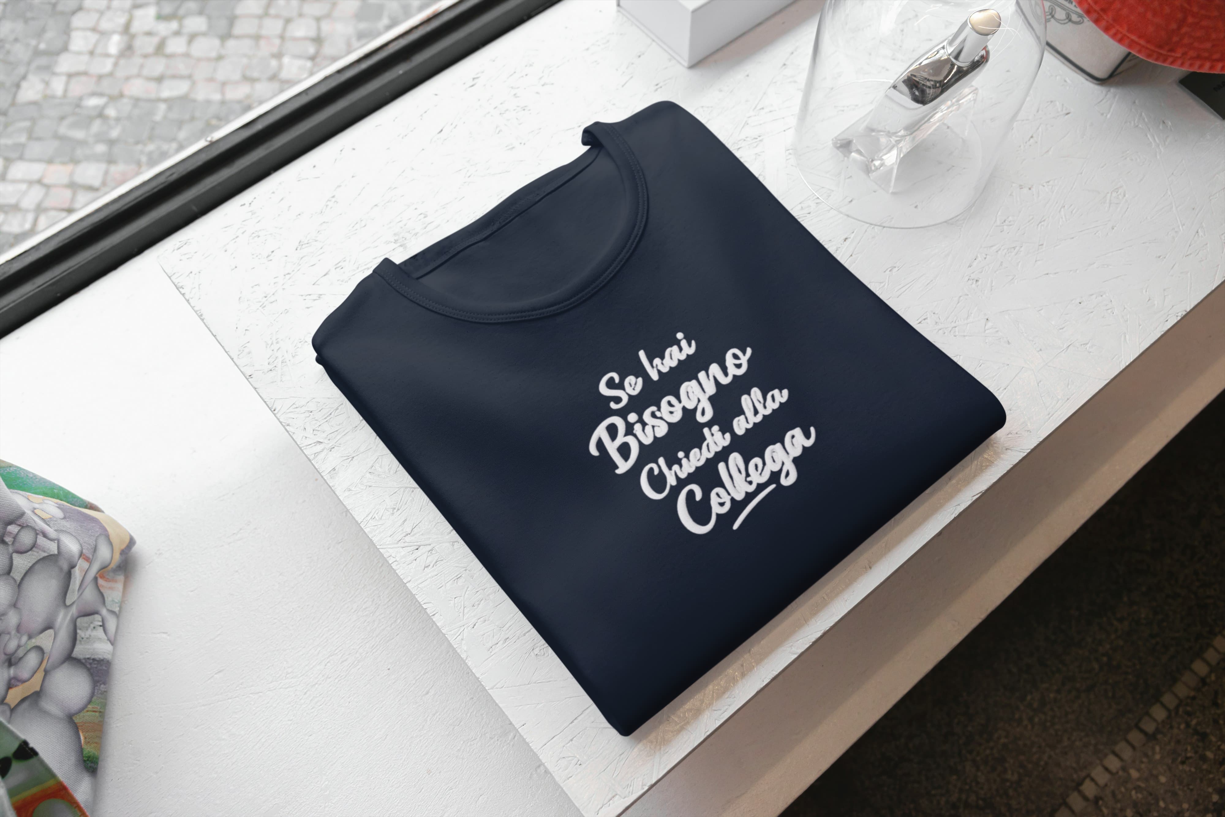 T-Shirt Unisex Ricamata 100% Cotone – Confortevole – Design Se hai Bisogno Chiedi alla Collega-Biiply