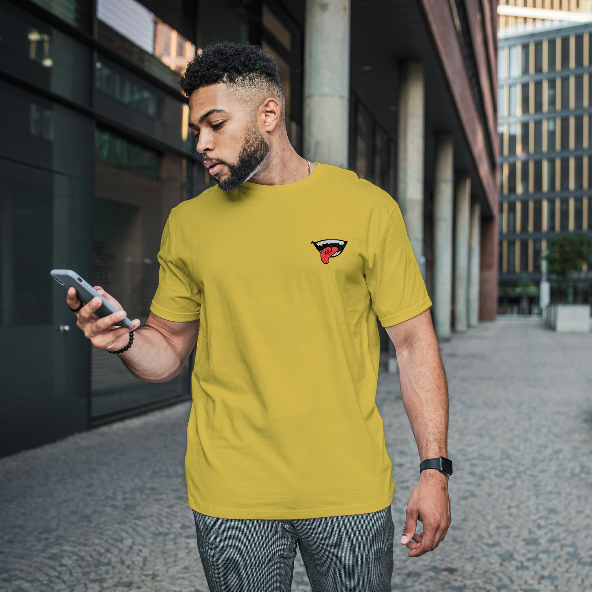 Camiseta Unisex Bordada 100% Algodón – Cómoda – Diseño Boca de Sukuna con Lengua