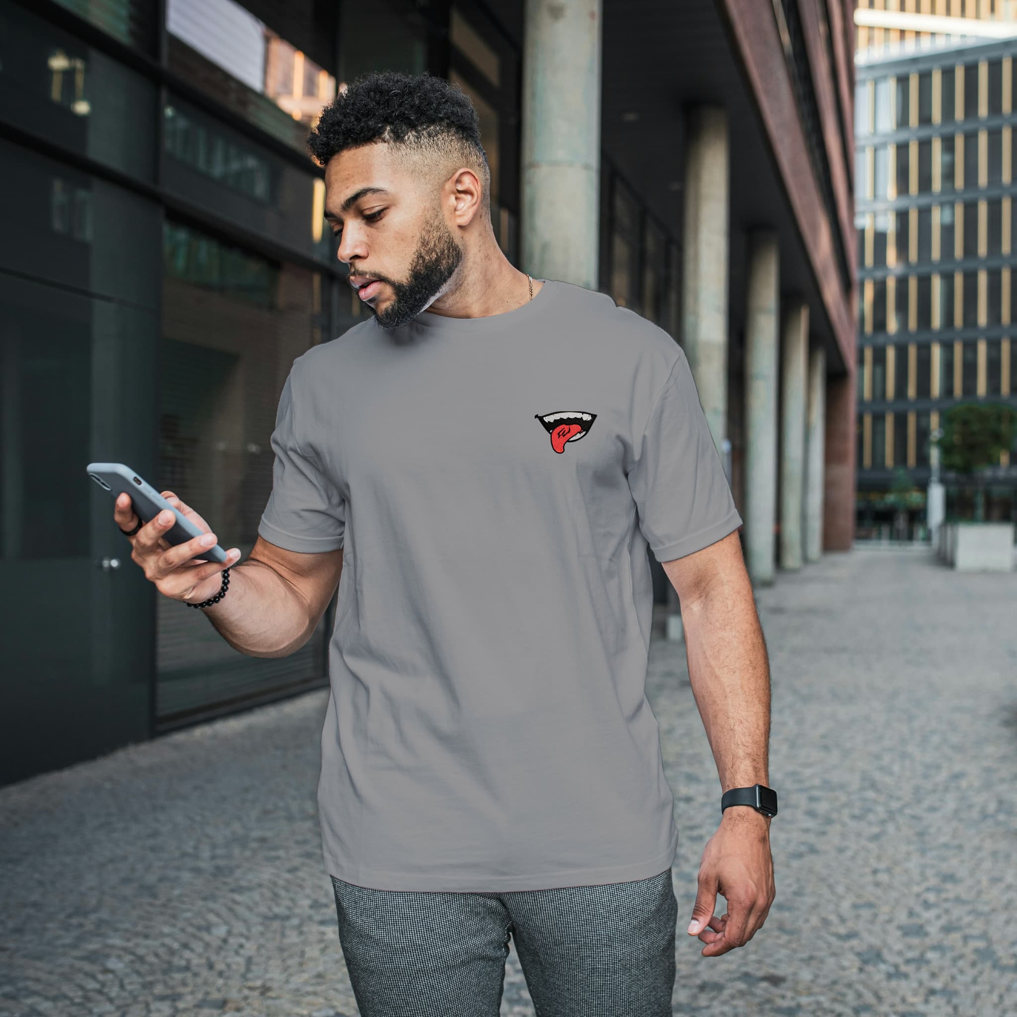 Camiseta Unisex Bordada 100% Algodón – Cómoda – Diseño Boca de Sukuna con Lengua