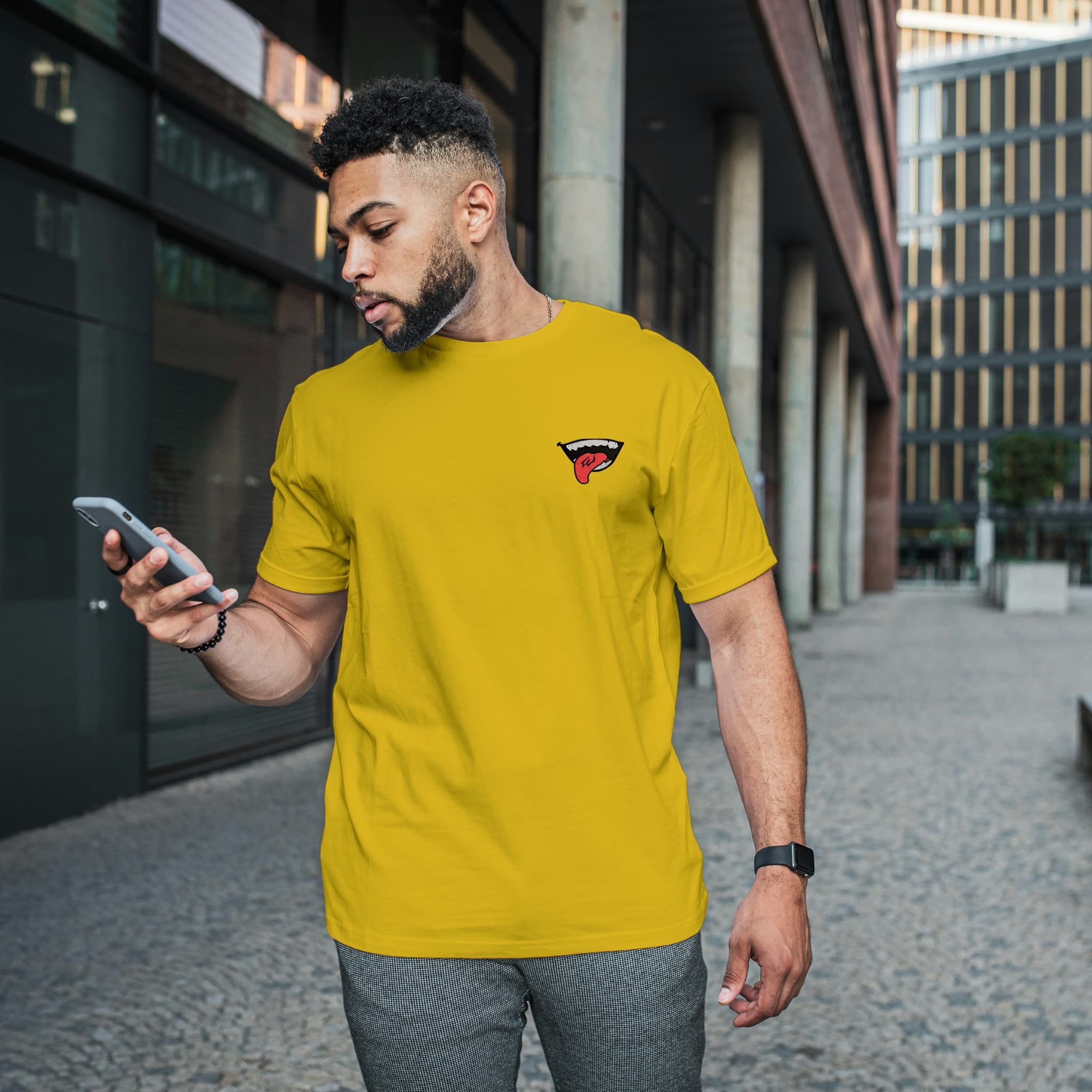 Camiseta Unisex Bordada 100% Algodón – Cómoda – Diseño Boca de Sukuna con Lengua