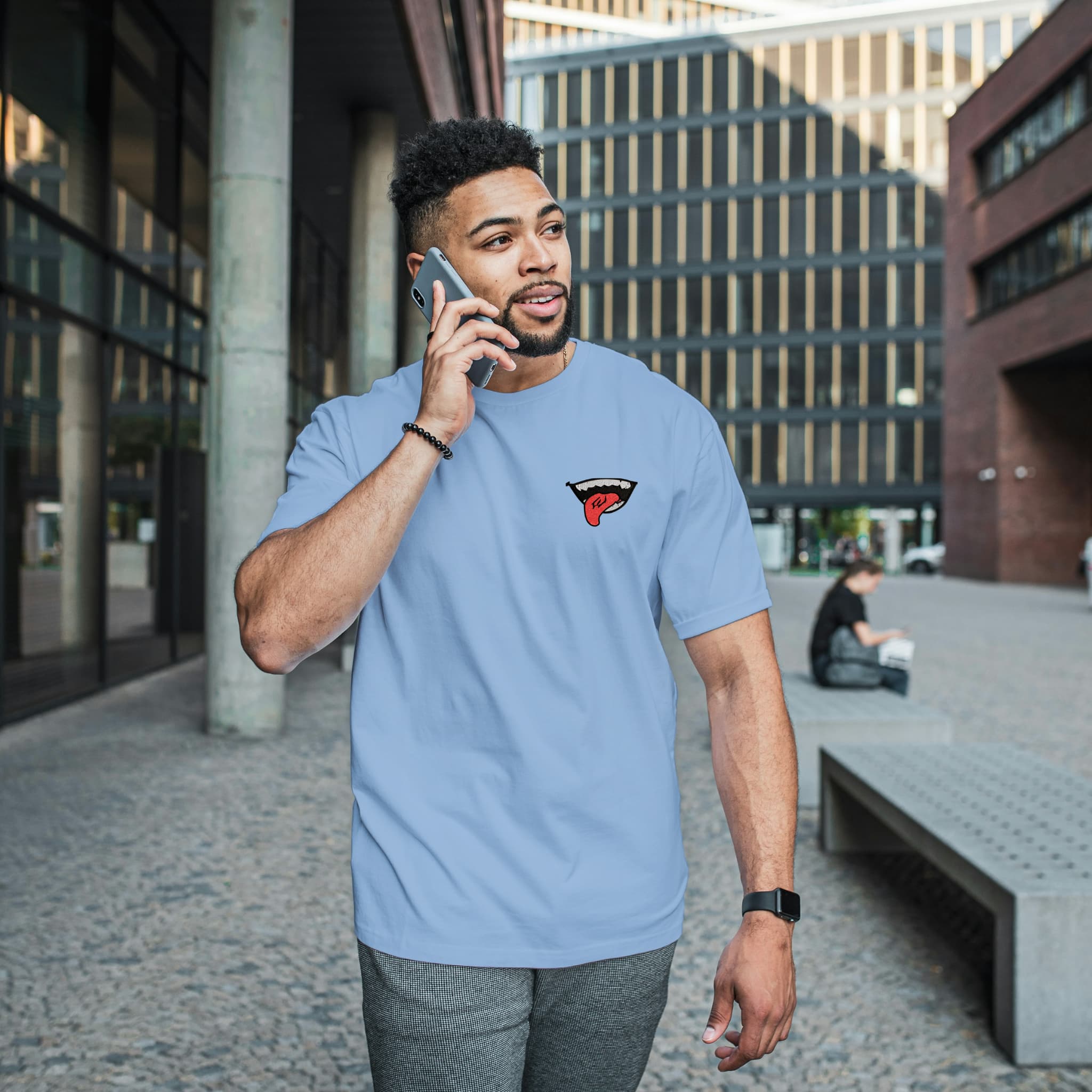 Camiseta Unisex Bordada 100% Algodón – Cómoda – Diseño Boca de Sukuna con Lengua