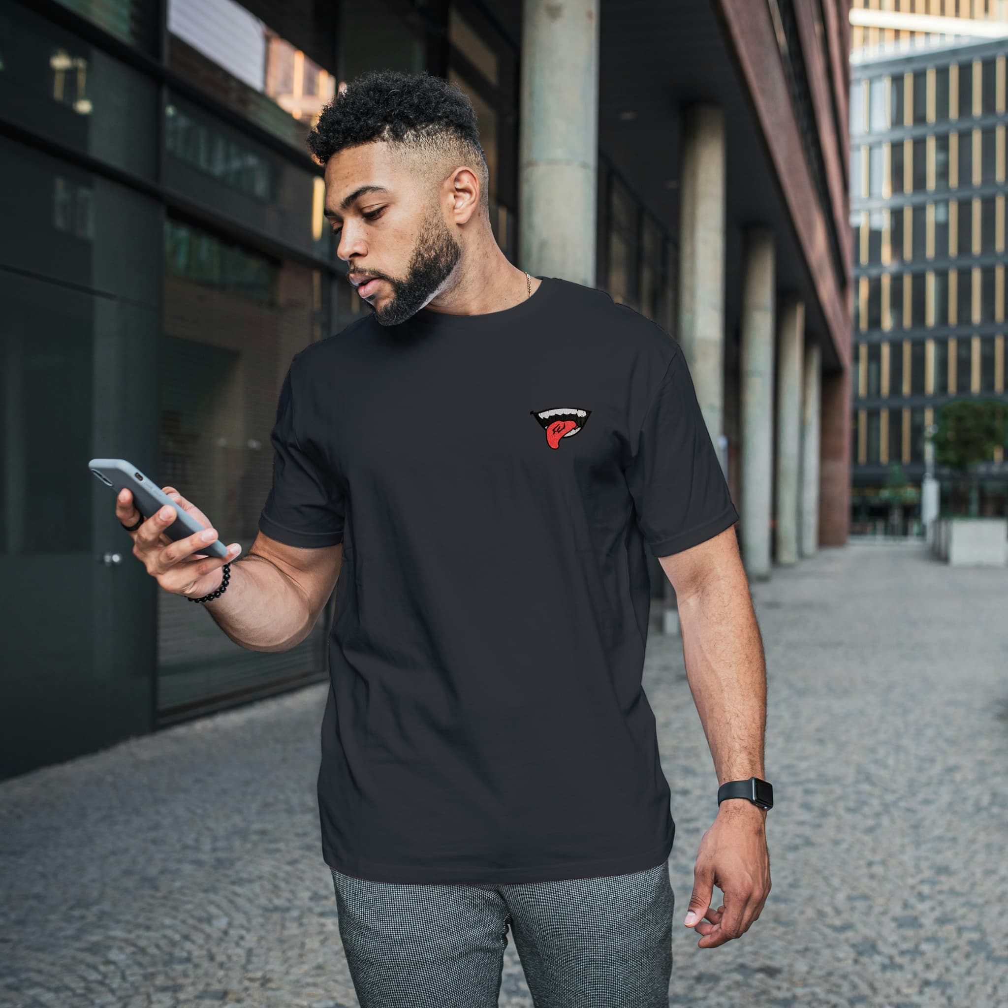 Camiseta Unisex Bordada 100% Algodón – Cómoda – Diseño Boca de Sukuna con Lengua