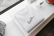 T-Shirt Unisex Ricamata 100% Cotone – Confortevole – Design Swoosh + Astronauta-Biiply
