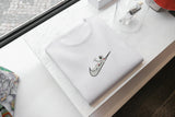 T-Shirt Unisex Ricamata 100% Cotone – Confortevole – Design Swoosh + Astronauta