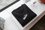 T-Shirt Unisex Ricamata 100% Cotone – Confortevole – Design Swoosh + Astronauta