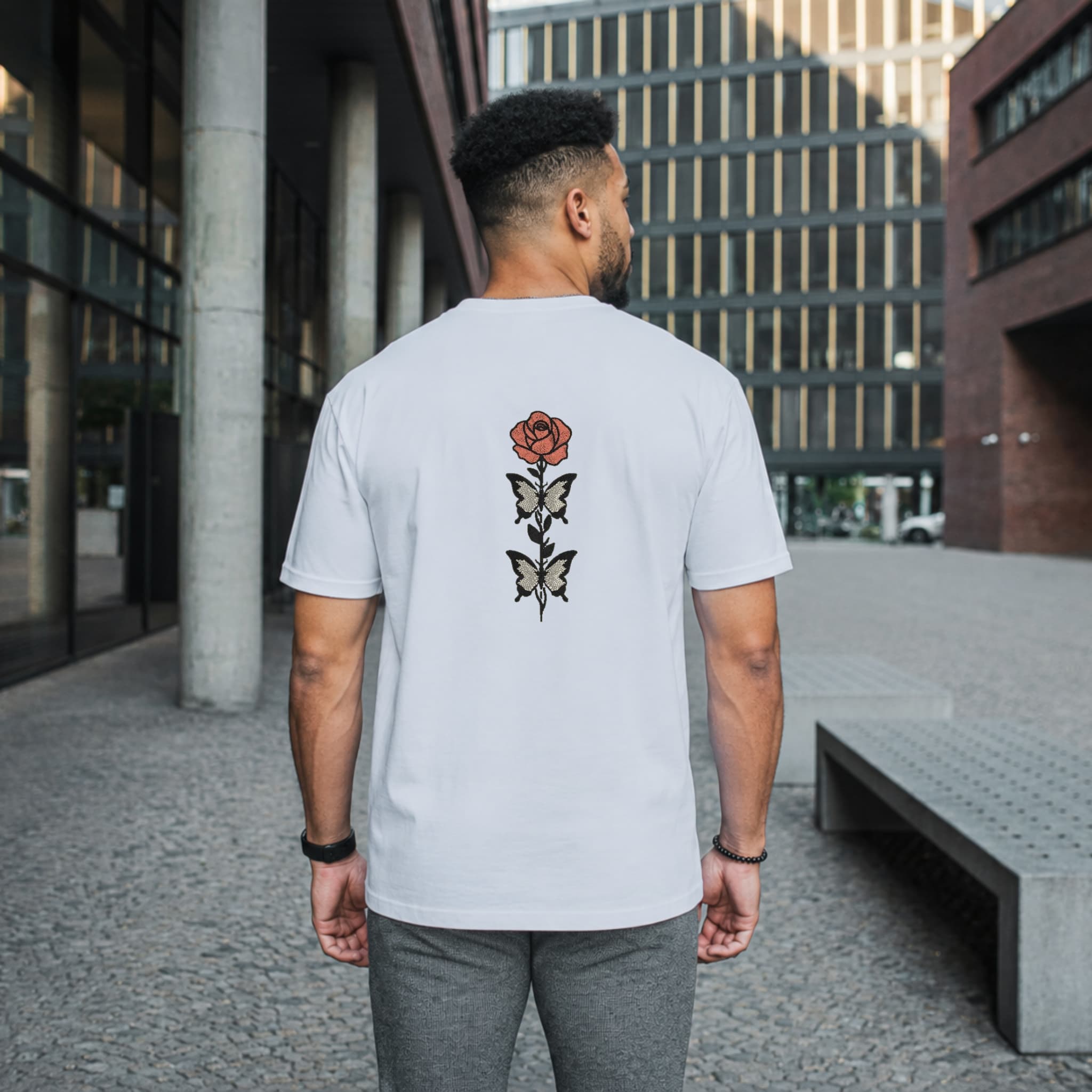 Camiseta Unisex Bordada en la espalda 100% Algodón – Cómoda – Diseño rosa con hojas de mariposa