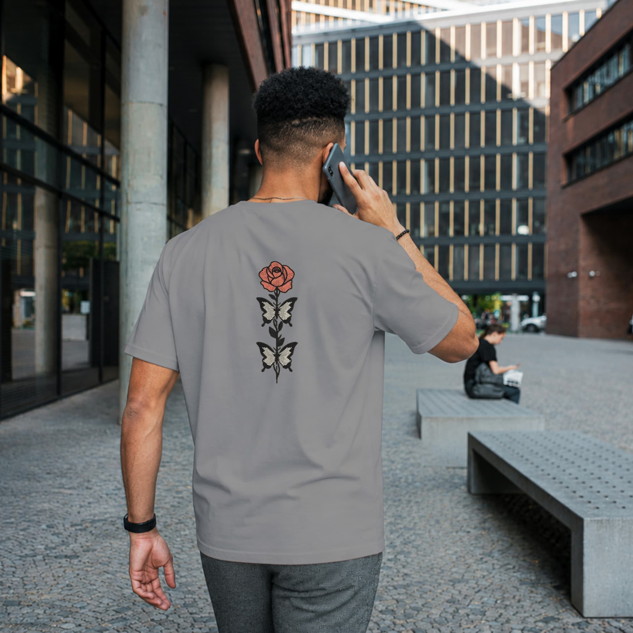Camiseta Unisex Bordada en la espalda 100% Algodón – Cómoda – Diseño rosa con hojas de mariposa