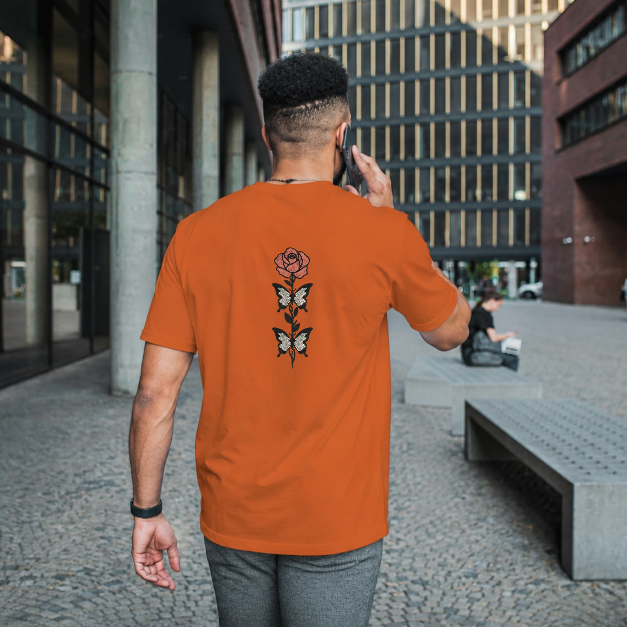 Camiseta Unisex Bordada en la espalda 100% Algodón – Cómoda – Diseño rosa con hojas de mariposa
