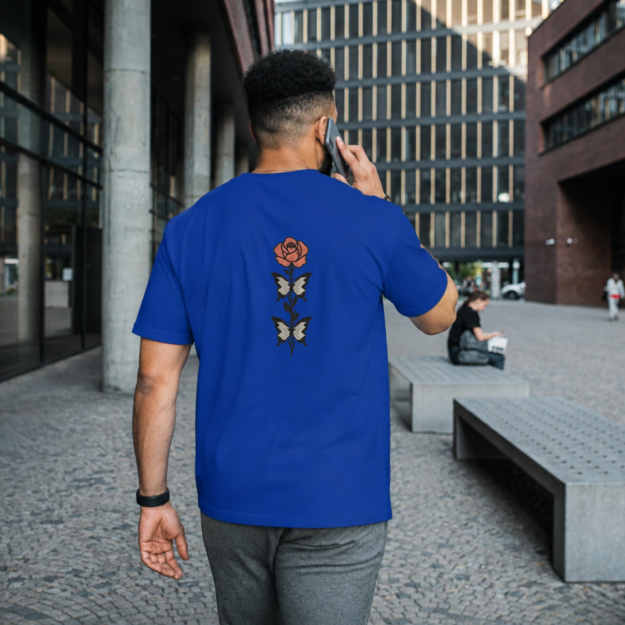 Camiseta Unisex Bordada en la espalda 100% Algodón – Cómoda – Diseño rosa con hojas de mariposa