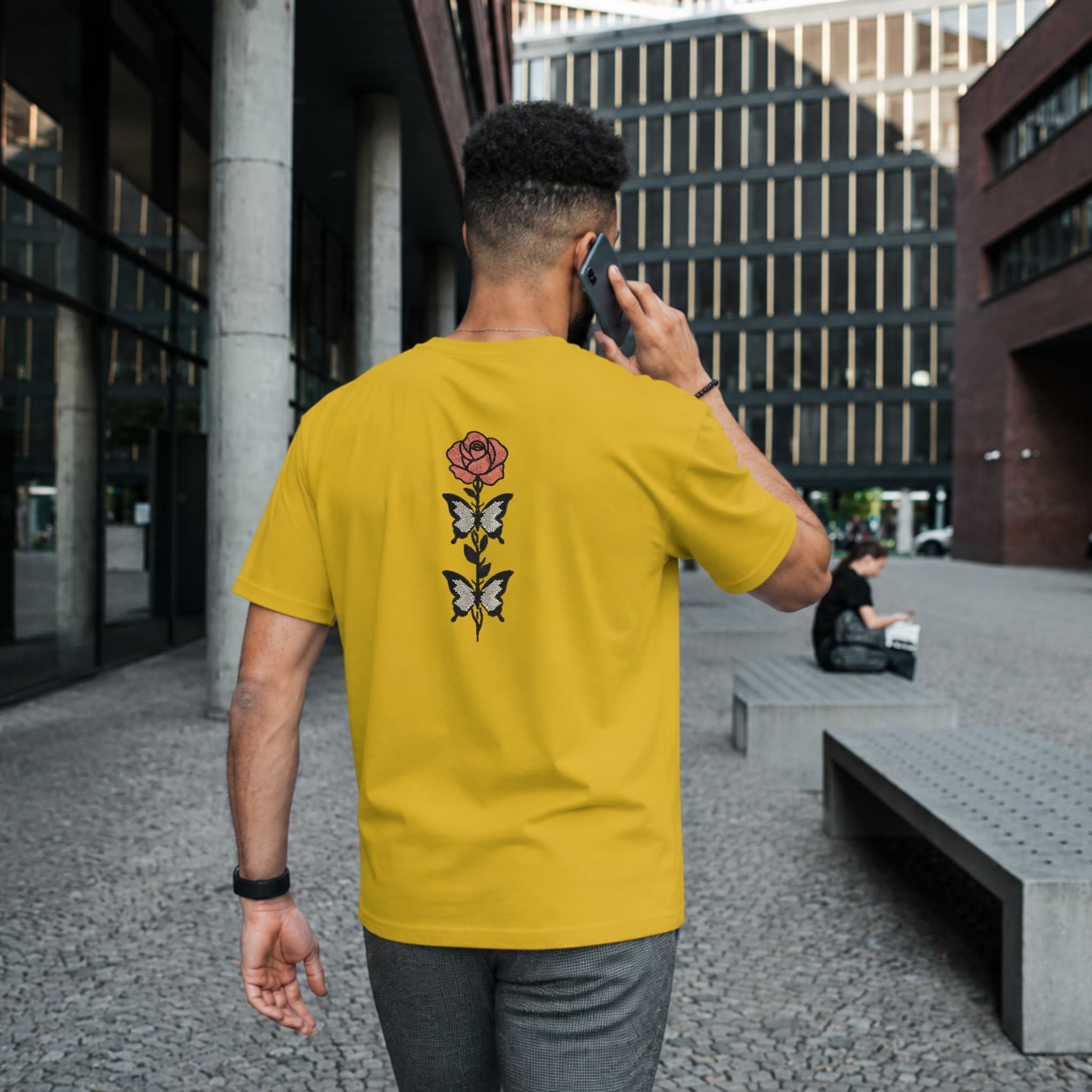 Camiseta Unisex Bordada en la espalda 100% Algodón – Cómoda – Diseño rosa con hojas de mariposa