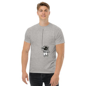 T-Shirt Unisex Stampata 100% Cotone – Confortevole – Design Astronauta Appeso-Biiply