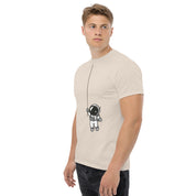 T-Shirt Unisex Stampata 100% Cotone – Confortevole – Design Astronauta Appeso-Biiply