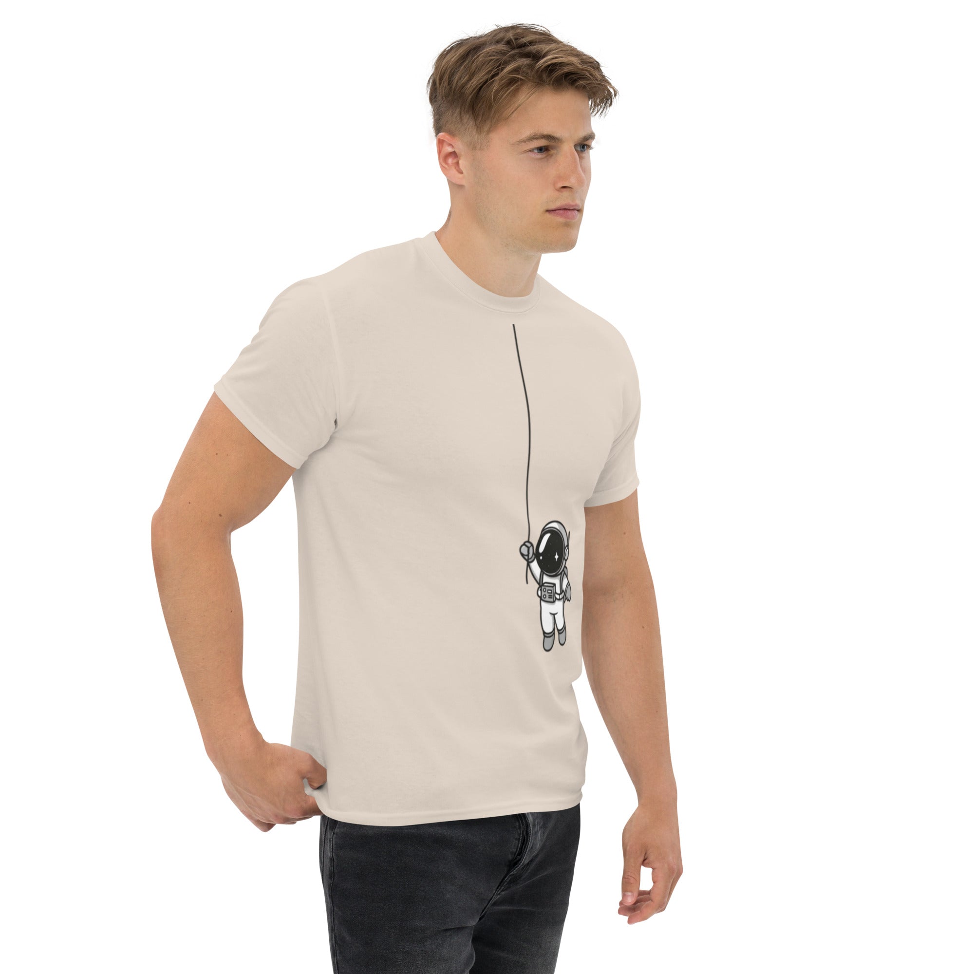 T-Shirt Unisex Stampata 100% Cotone – Confortevole – Design Astronauta Appeso-Biiply