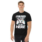 T-Shirt Unisex Stampata 100% Cotone – Confortevole – Design I'm Paused My Game To Be Here-Biiply