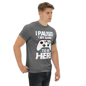 T-Shirt Unisex Stampata 100% Cotone – Confortevole – Design I'm Paused My Game To Be Here-Biiply