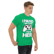 T-Shirt Unisex Stampata 100% Cotone – Confortevole – Design I'm Paused My Game To Be Here-Biiply