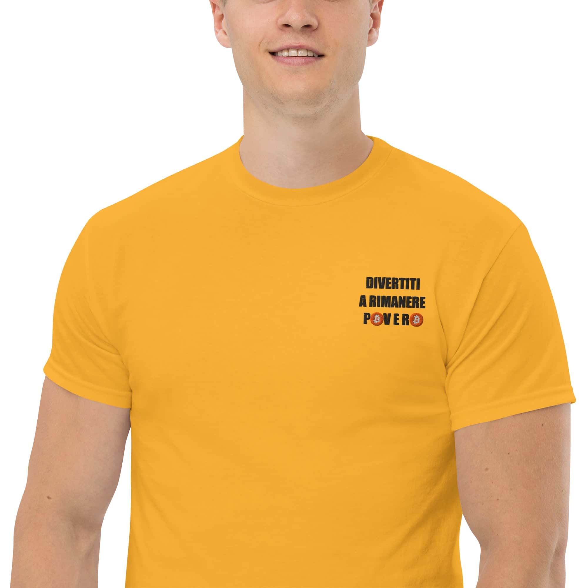 T-shirt Ricamata Unisex – 100% Cotone – Stile Streetwear e Confortevole – Divertiti a Rimanere Povero BTC