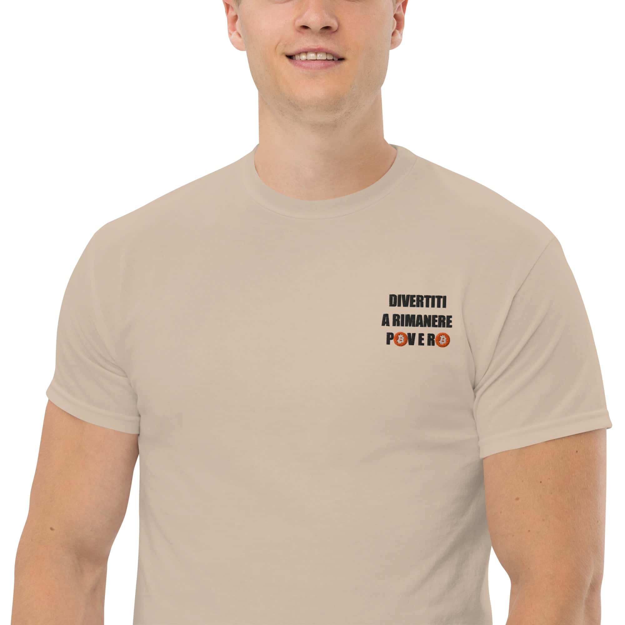 T-shirt Ricamata Unisex – 100% Cotone – Stile Streetwear e Confortevole – Divertiti a Rimanere Povero BTC