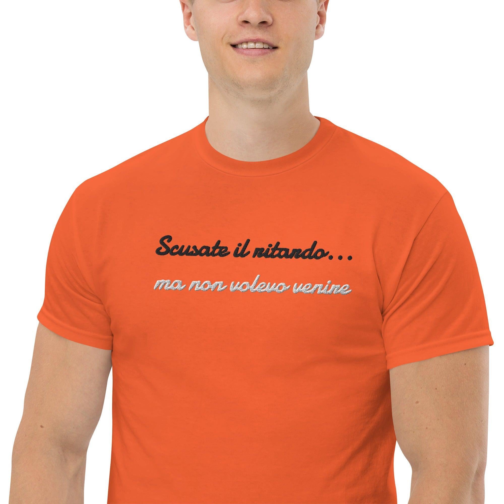 T-shirt Ricamata Unisex – 100% Cotone – Stile Streetwear e Confortevole – Scusate il ritardo ma non volevo venire-Biiply