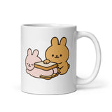 Taza de Cerámica Estampada – Apta para Microondas y Lavavajillas – Idea de Regalo - Diseño Conejos haciendo sándwich con el trasero