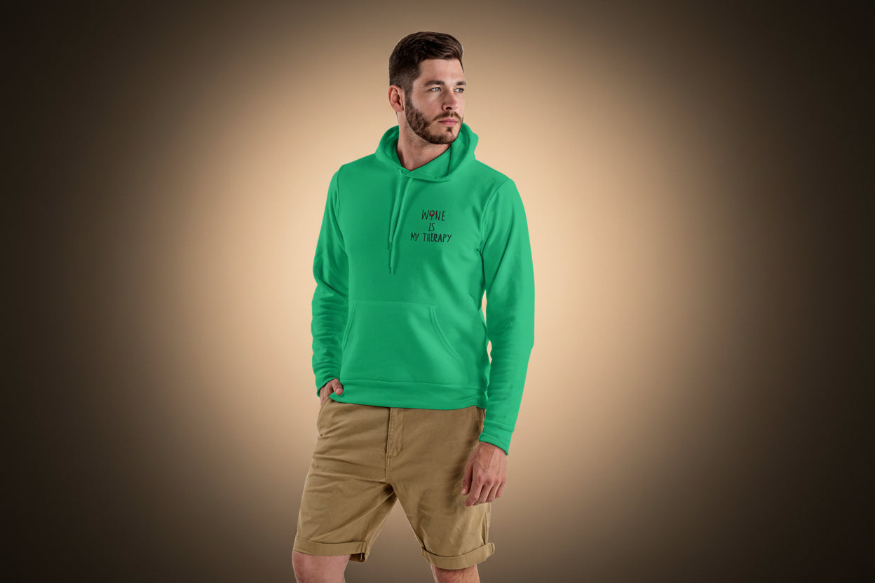 Sudadera con capucha unisex bordada – Suave y cómoda – Diseño Wine is my therapy