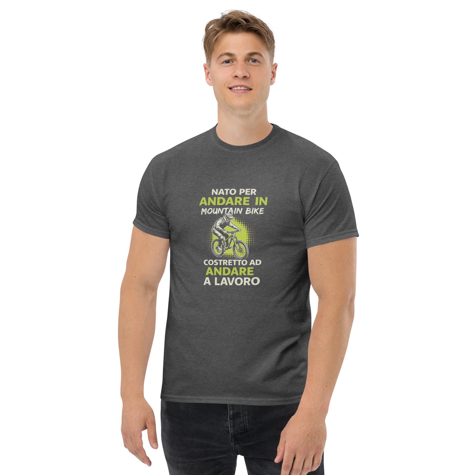 T-shirt Unisex Nato per Andare in Mountain Bike Costretto ad andare a Lavoro-DTG-Biiply-Erica Scuro-S-Biiply